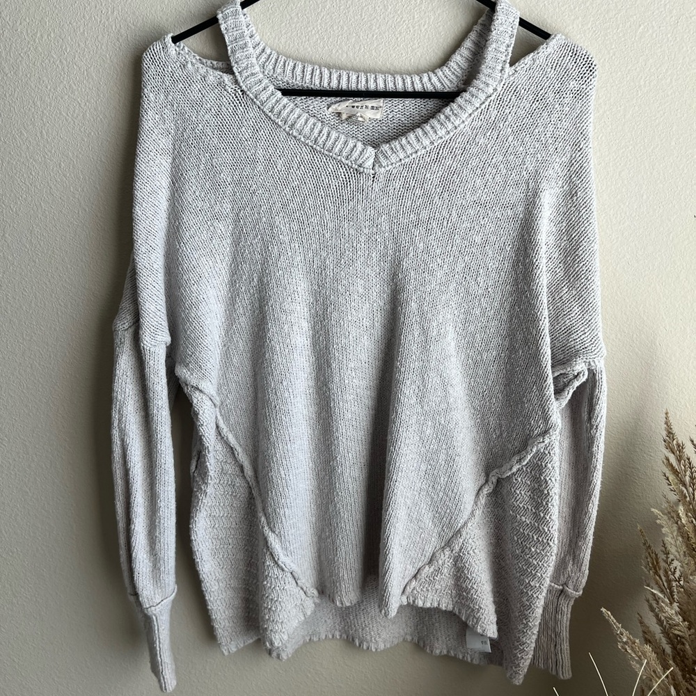 Womens Pullover Sweater Gray Long Sleeve V Neck Cut-Out